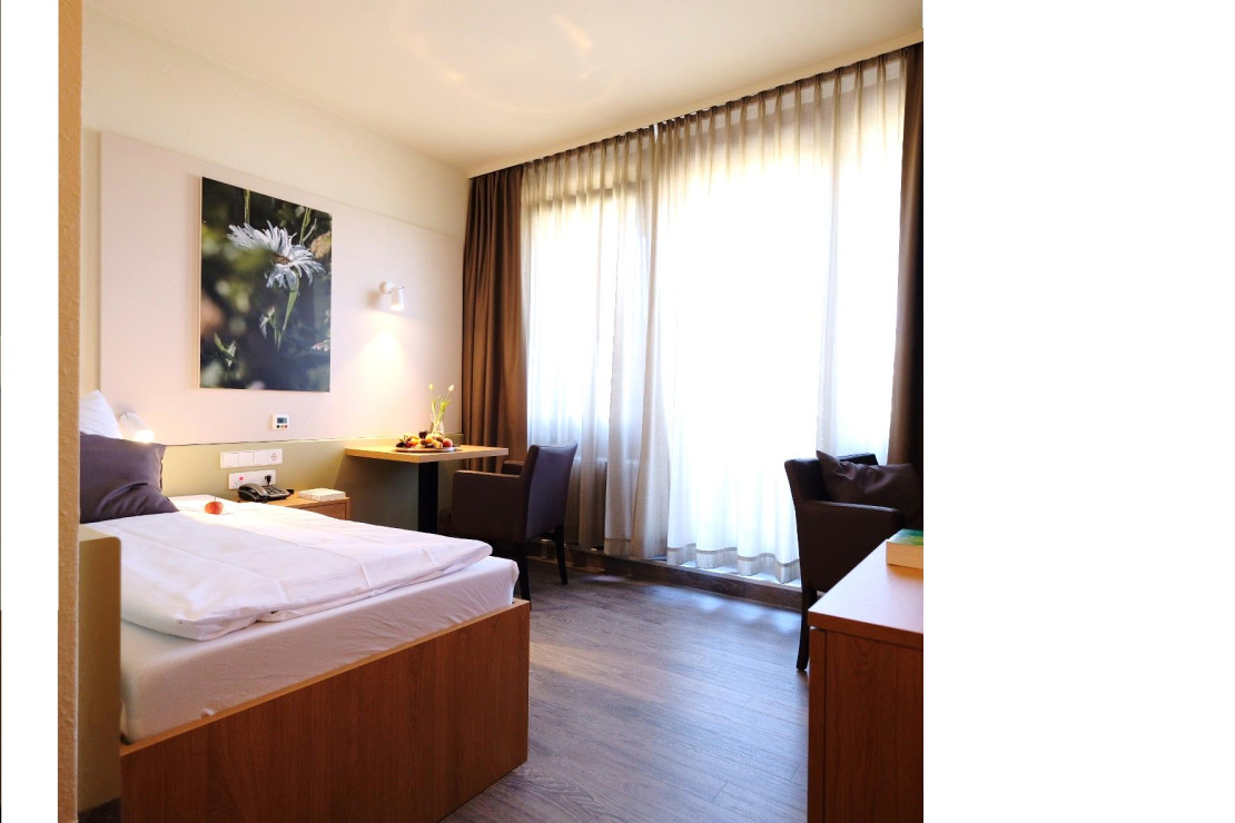 Einzelbett Neuro mit Fenster bearbeitet.jpg