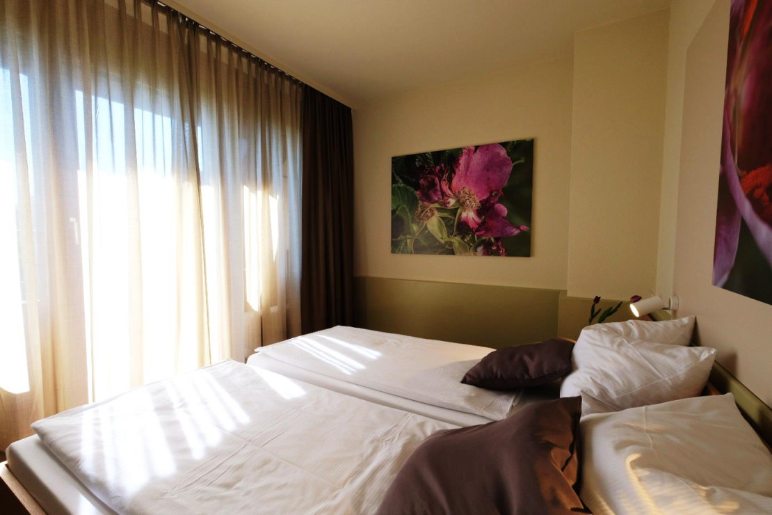 Neuro Doppelbett Fenster bearbeitet.jpg