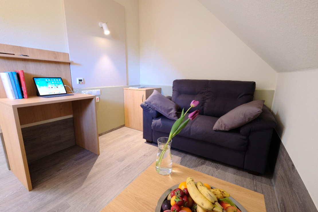 Neuro Zimmer Sofa+Schreibtisch bearbeitet.jpg